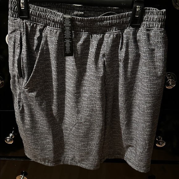 Lululemon Athletica Black and White Textured Shorts with lining - Picture 1 of 4